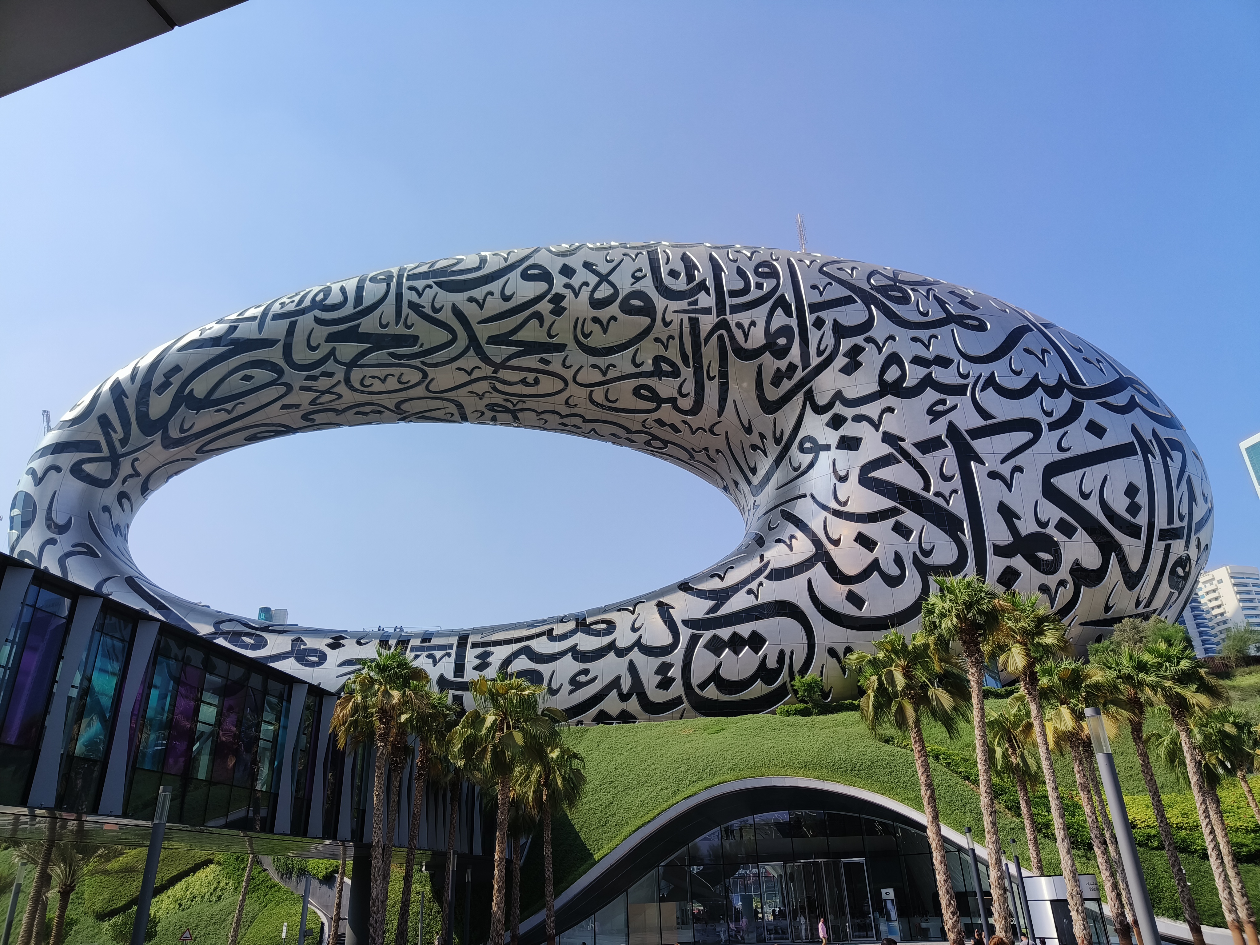 October calendar showing best time to visit Dubai with pleasant weather conditions