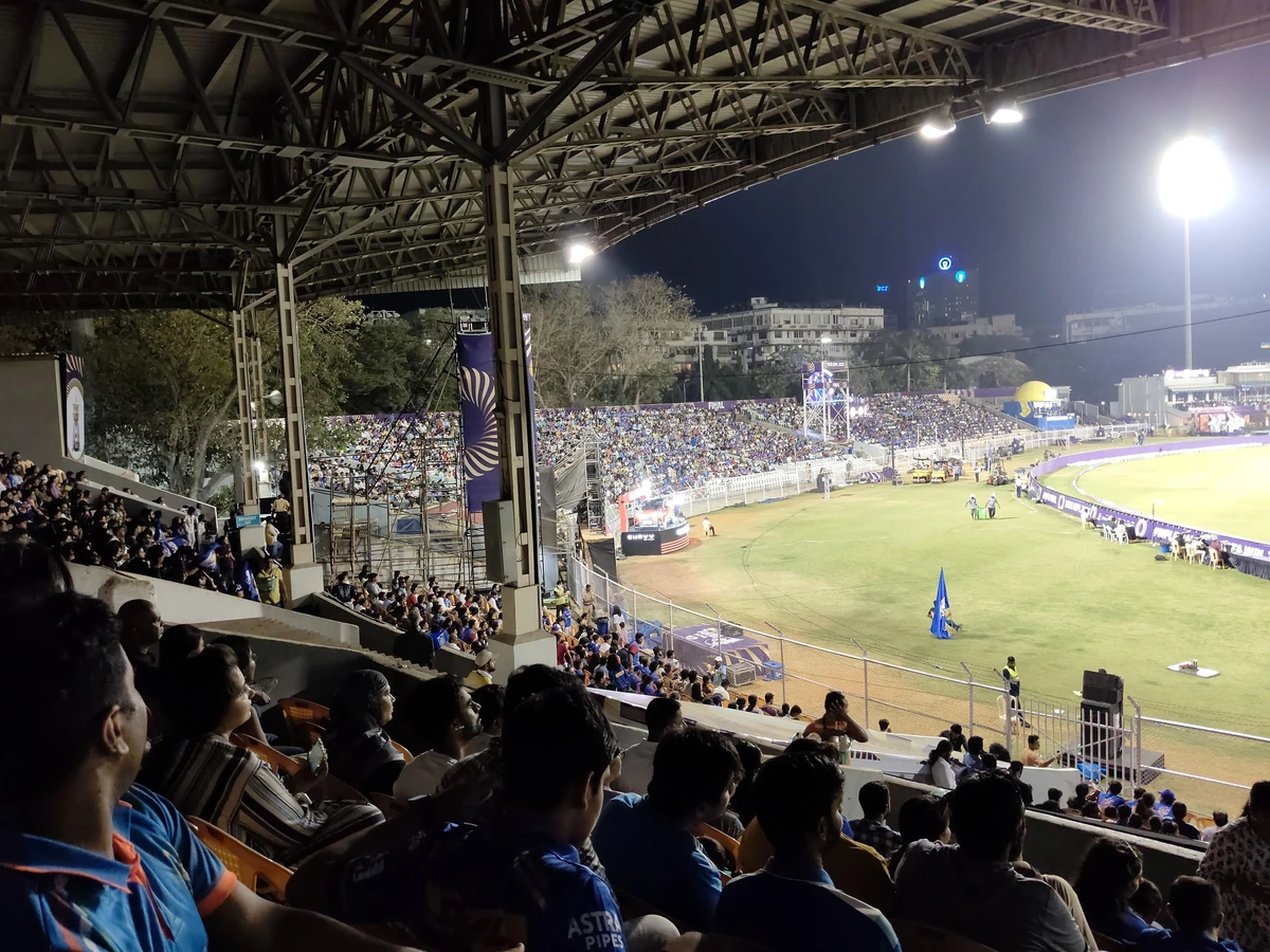 Packed crowd at Brabourne Stadium