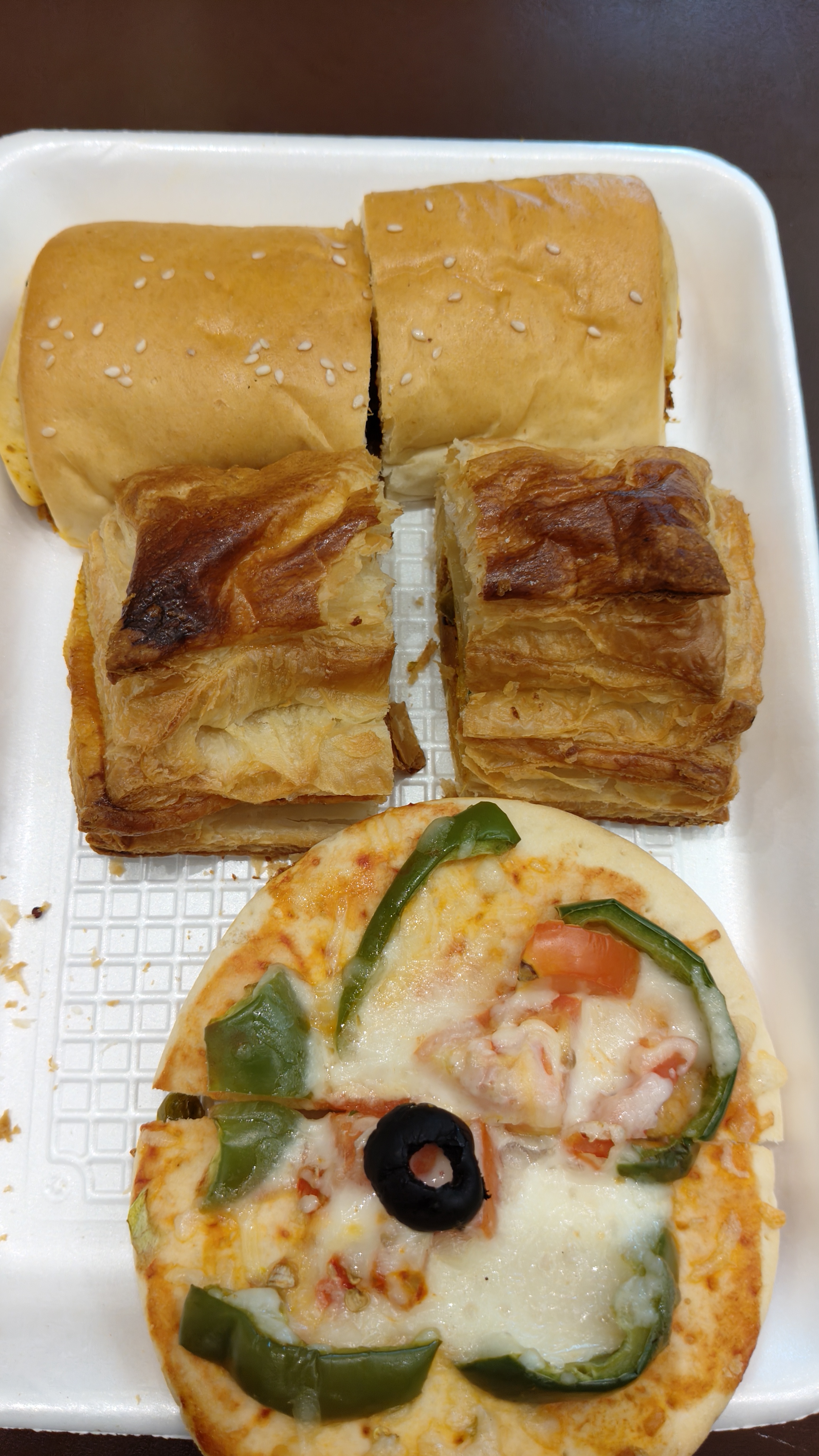 In a desperate bid to find vegetarian food at the village of Bahla, we settled with just a Pizza and Veg puff for lunch