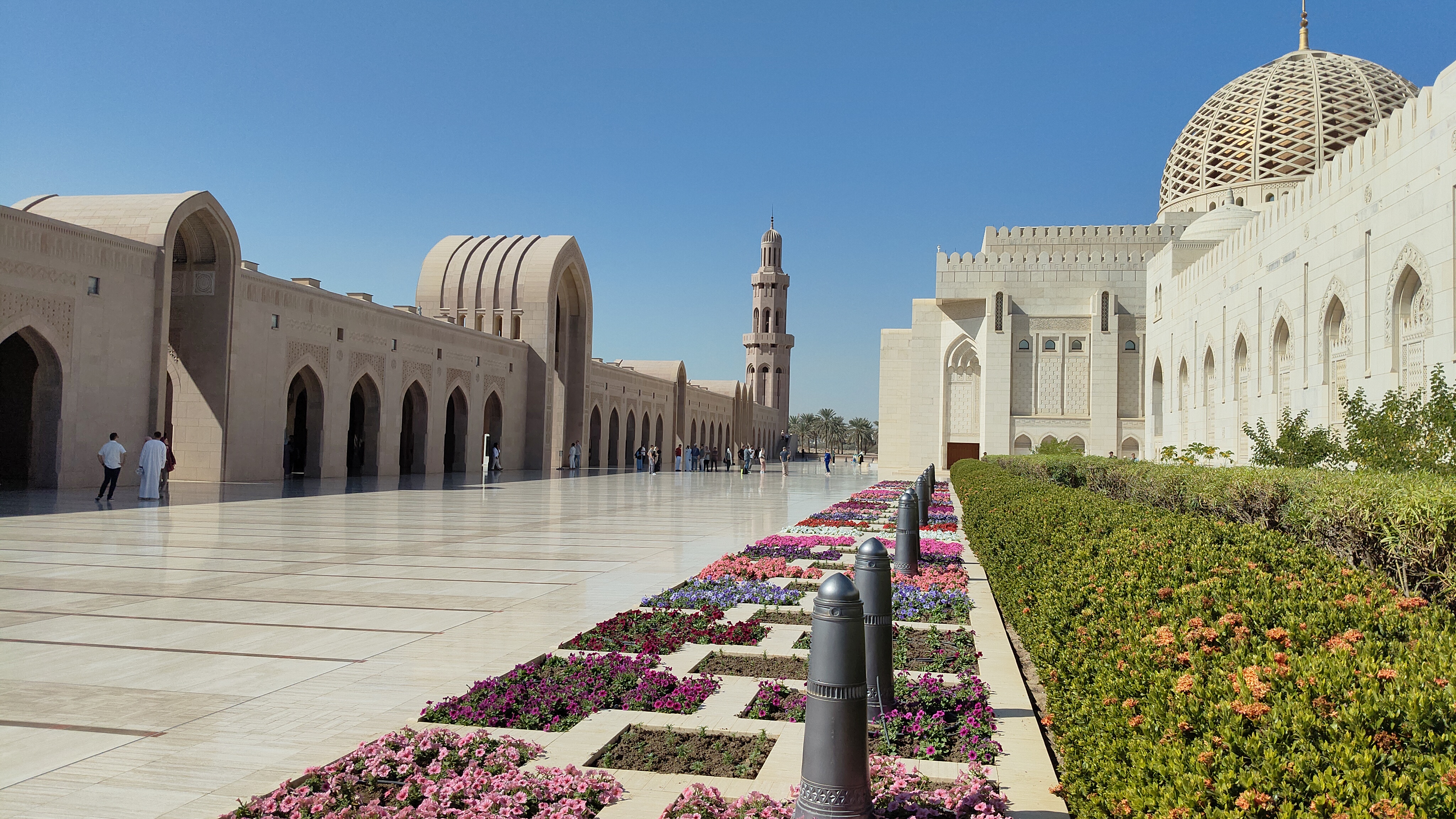 The morning began with a visit to Sultan Qaboos Mosque - beautiful and vast!