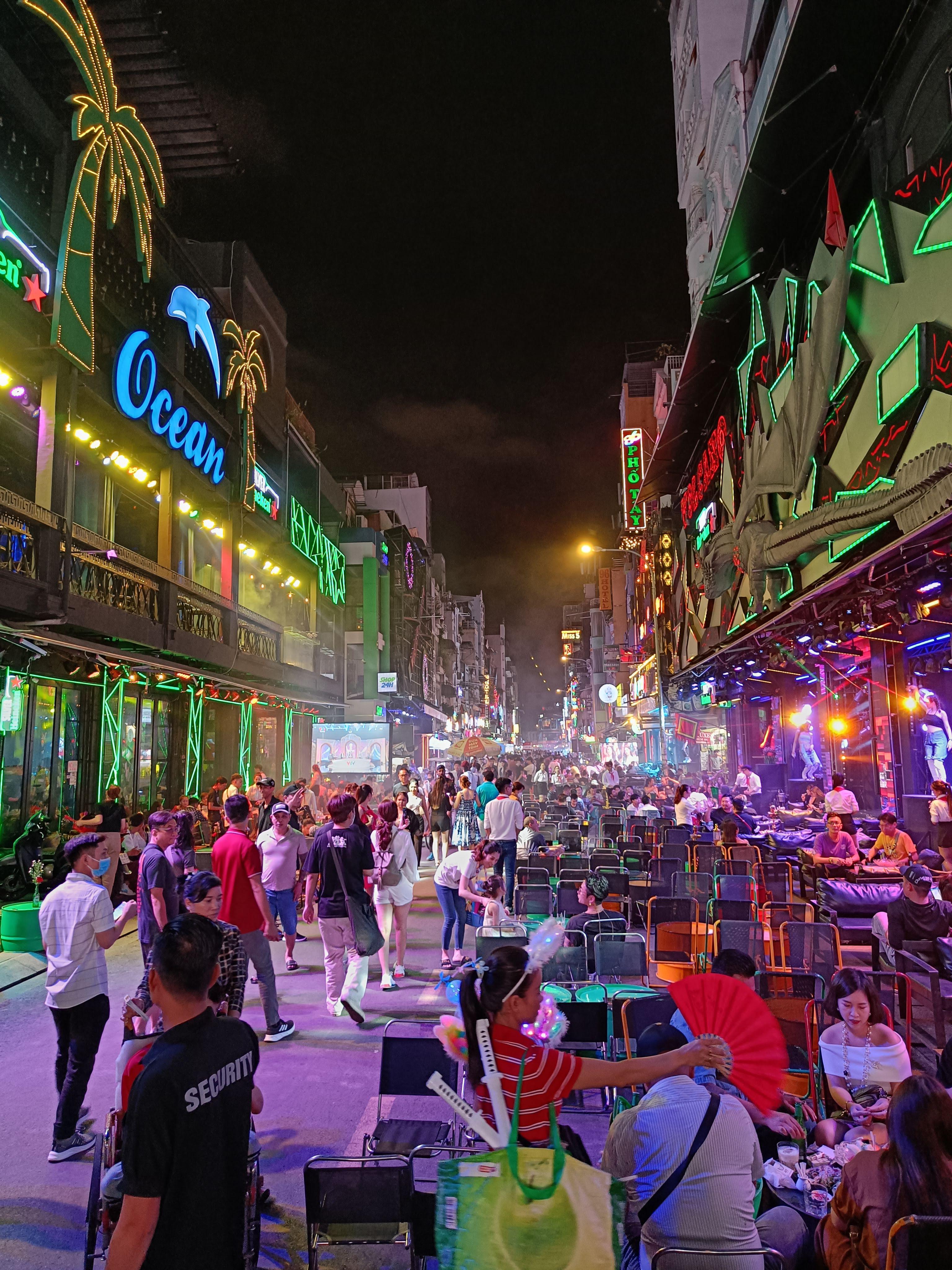 Daily life in Ho Chi Minh City with local Vietnamese culture, street vendors and authentic urban experiences
