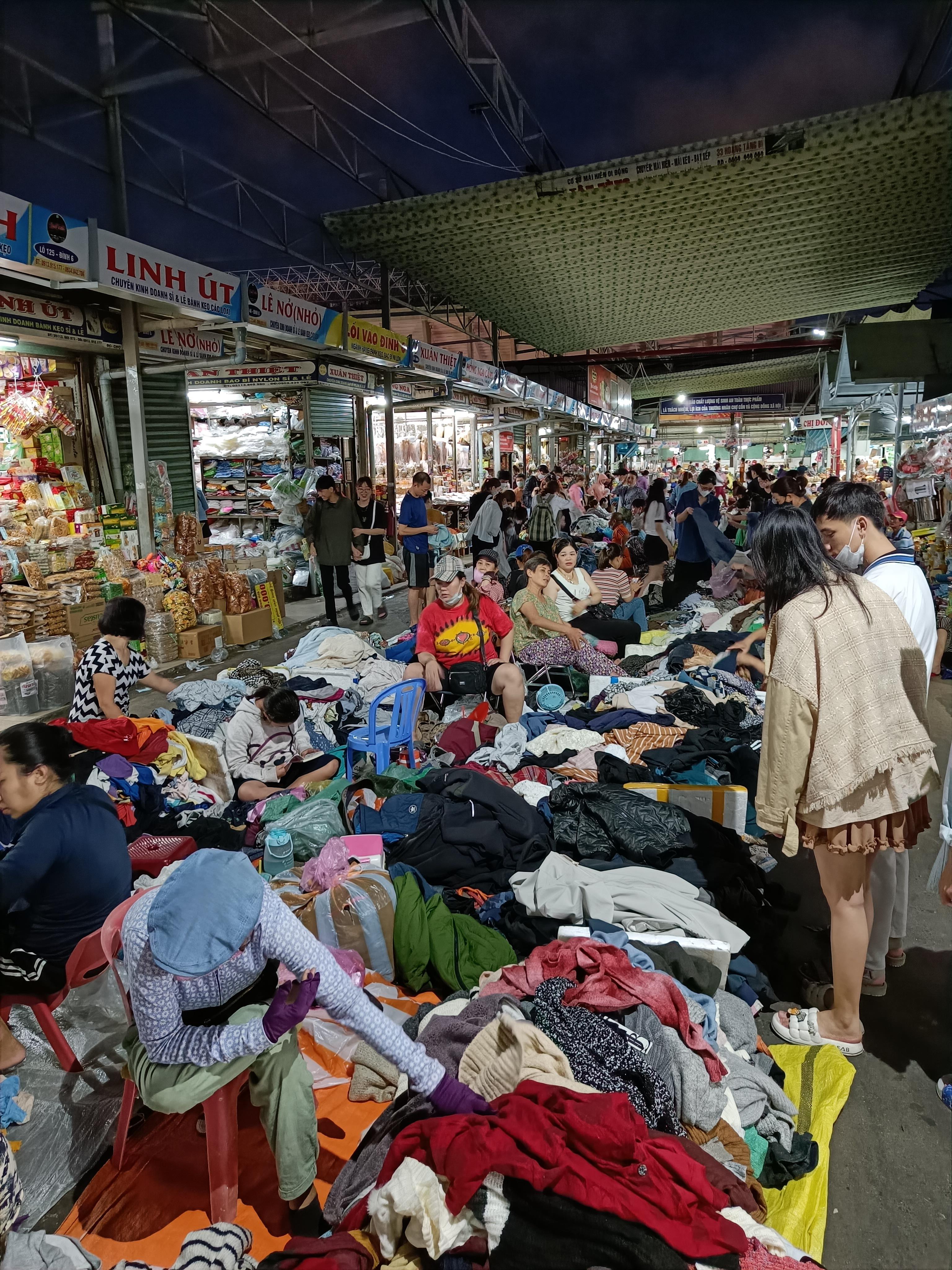 Vibrant Da Nang Market with fresh Vietnamese seafood, produce, and local delicacies for tourists
